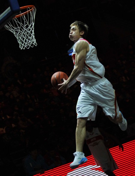 布克&狄龙上半场同砍13分，太阳10分领先湖人（半场：布克与狄龙各取13分，太阳以10分优势暂领先湖人）