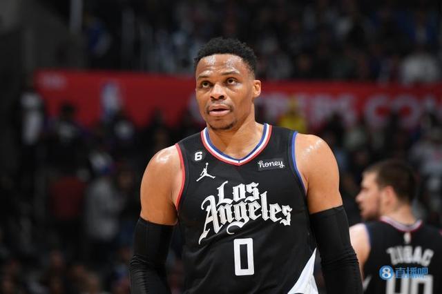 范弗里特谈复出：与6个月康复周期死磕，力争明年3月底复出（范弗里特谈复出：咬紧牙关挺过6个月康复，目标明年3月底重返赛场）