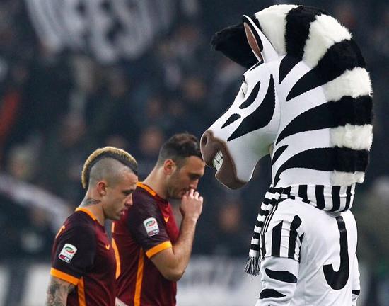 铜梁龙官方：下赛季球衣为主红客白，欢迎球迷投票27赛季球衣（铜梁龙官宣下季主红客白，启动27赛季球衣球迷投票）