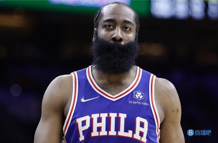 这动作太脏了！多尔特篮下偷袭肘击文班 后者被瞬间击倒在地（多尔特篮下暗算肘击文班 文班瞬间倒地）