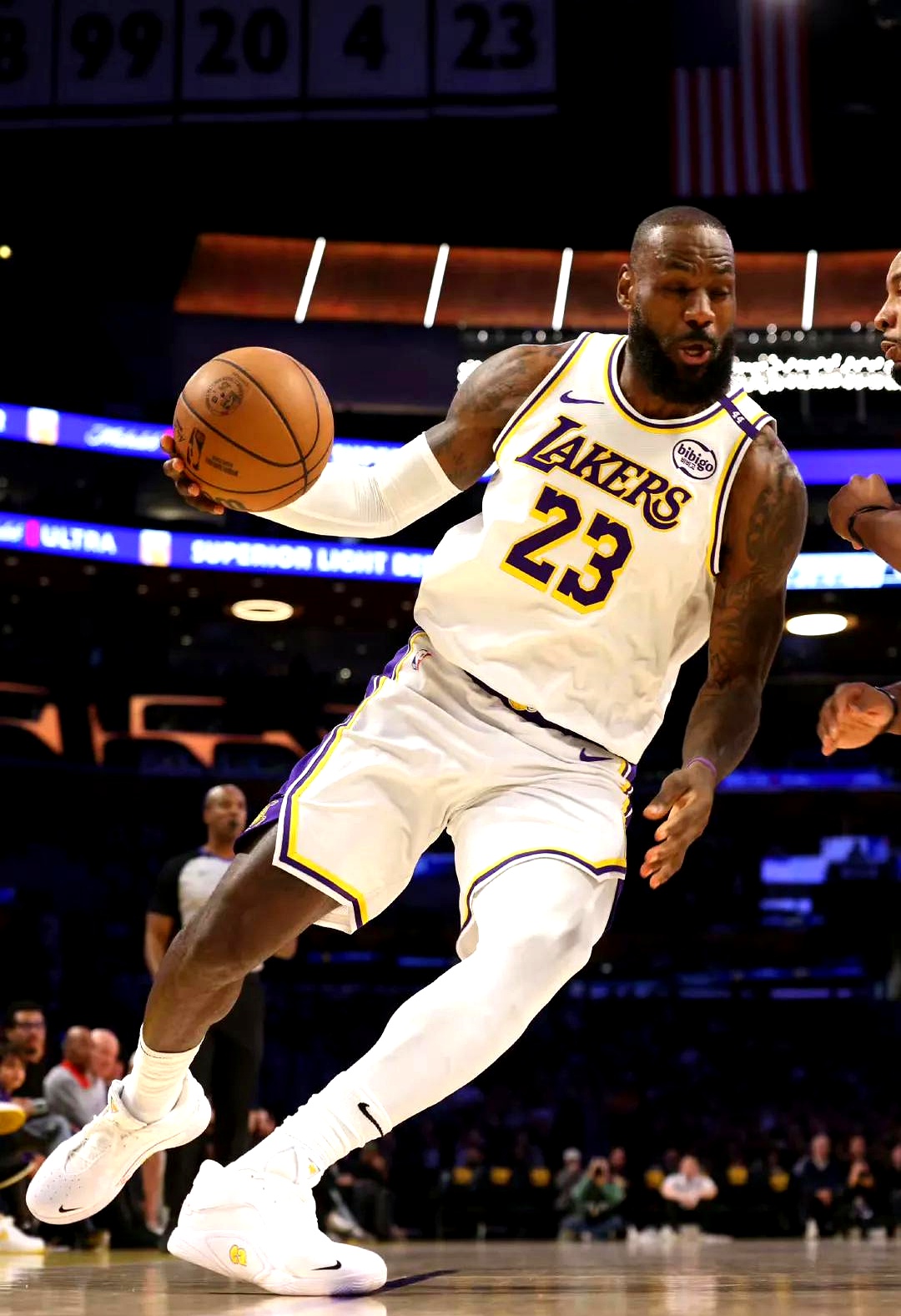 手感全无！阿努诺比9中1拿到2分3板1助，正负值-11（状态低迷！阿努诺比9投1中仅2分3板1助，正负值-11）