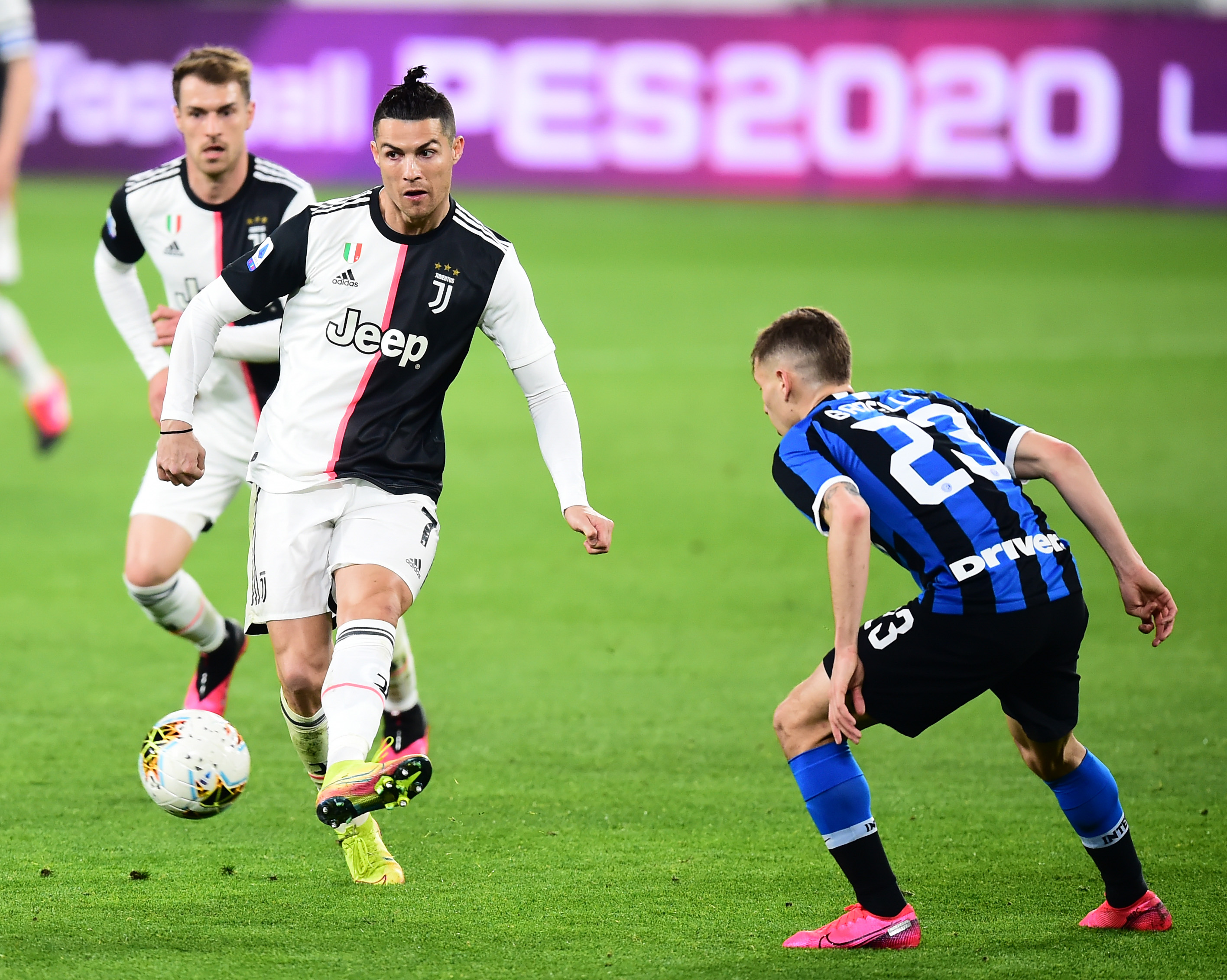 篮球湖人球员赛后接受媒体采访（赛后湖人队球员接受媒体采访）