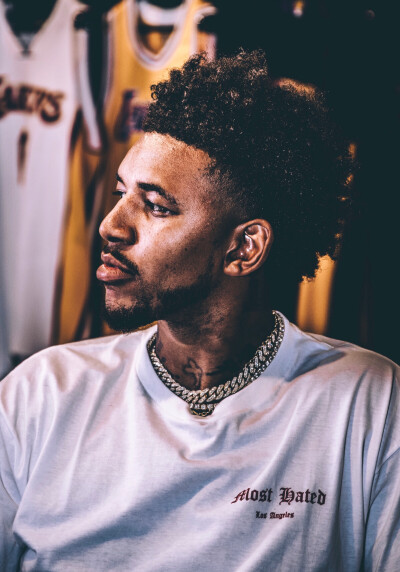 浓眉昨日复出，独行侠对阵湖人防守效率135.8赛季最差（浓眉复出之战，湖人对独行侠防守效率135.8创赛季最差）