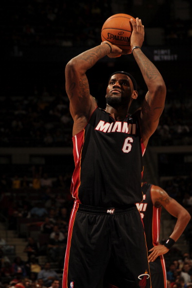 怎么了？里夫斯近两战场均13分6板5.5助 三项命中率28／33／67%（里夫斯近两场效率下滑：场均13分6板5.5助，三项命中率仅28／33／67%）