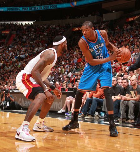 埃基蒂克助攻涉手球争议，主裁观看VAR核查（埃基蒂克助攻引发手球争议，主裁场边观看VAR回放）