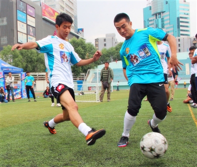 浓眉篮下高抛助攻，弗拉格空接得分（浓眉禁区高吊妙传，弗拉格空接完成得分）