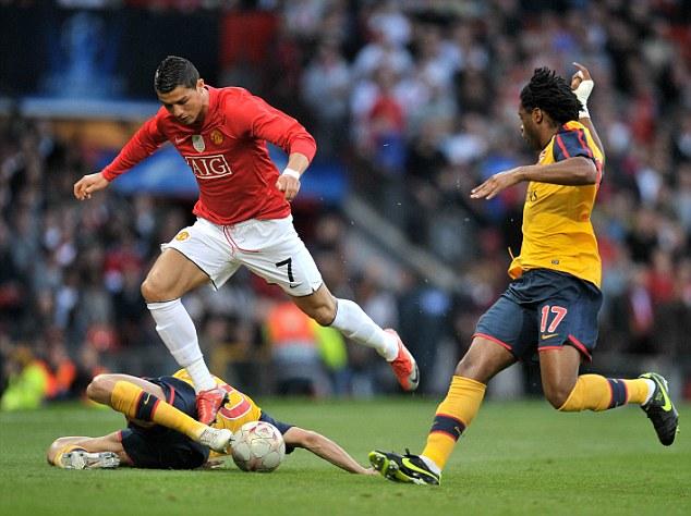 日职联半场：双方门将发挥神勇，福冈黄蜂0-0大阪钢巴（日职联半场战报：两队门神高接低挡，福冈黄蜂0-0大阪钢巴）