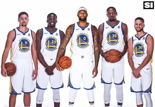 这比赛能睡得着？掘金战森林狼已激战至加时，一小球迷竟昏睡（掘金与森林狼鏖战至加时，小球迷竟在现场酣睡）