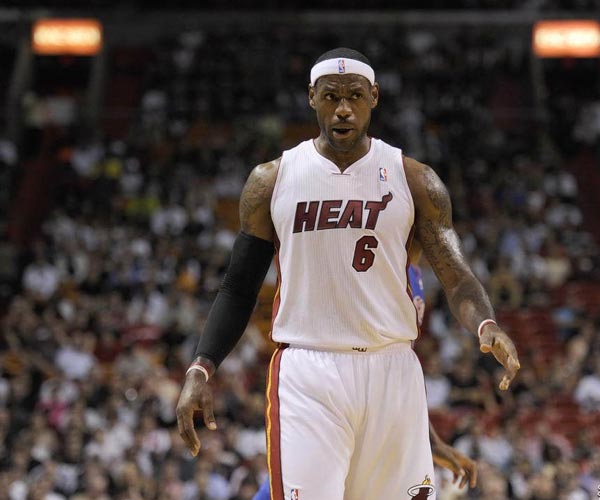 赵柏清半场10分钟4犯，下半场能否强势反弹？（赵柏清半场仅10分钟便背4犯，下半场能否触底反弹？）